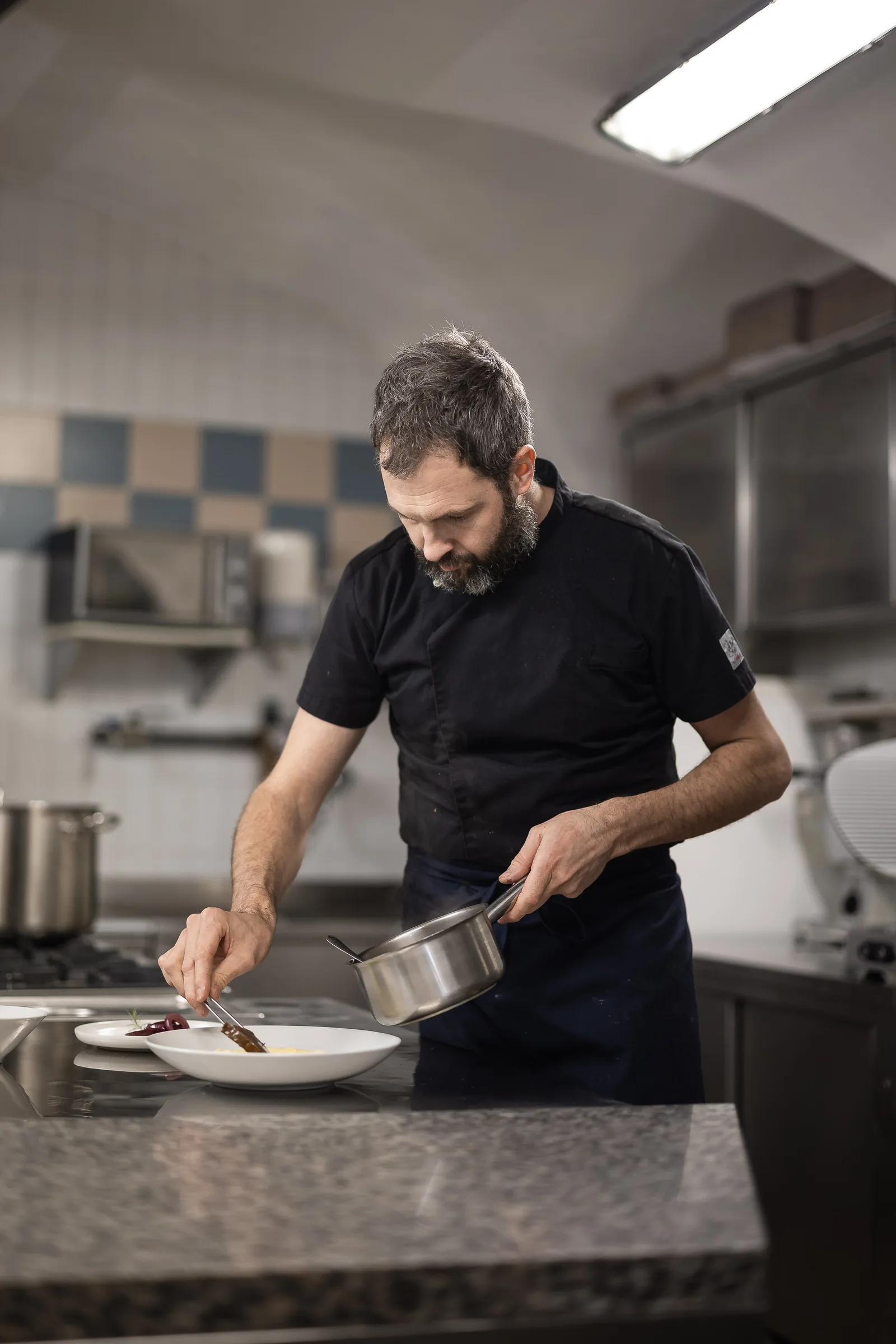 Armin Dissertori plating up a dish in the kitchen of Dorfgasthaus zur Linde