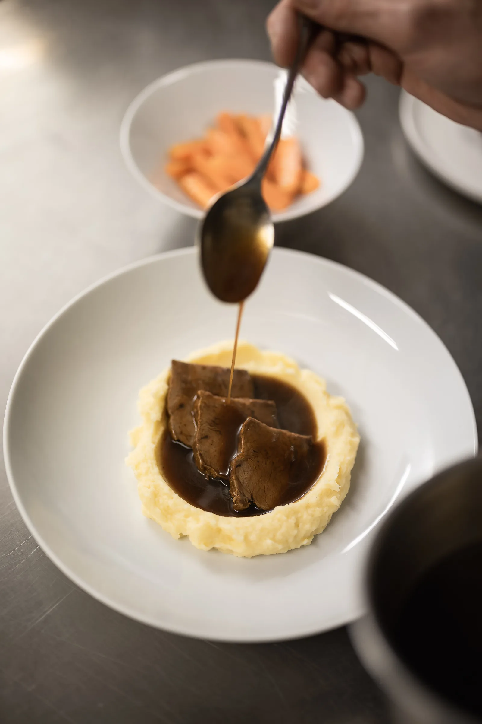 In cucina il fondo di arrosto viene versato sul bollito con purè di patate